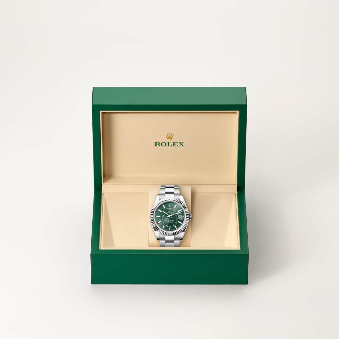 El bisel estriado de Rolex es una marca de distinción. En un principio, el diseño estriado del bisel Oyster tenía una función específica: servía para atornillar el bisel a la caja garantizando la hermeticidad del reloj. Además, era idéntico al acanalado del fondo de la caja, atornillado a ésta por la misma razón, mediante herramientas específicas de Rolex. Con el tiempo, el estriado se convirtió en un elemento puramente estético, una auténtica característica distintiva de Rolex. En la actualidad, el estriado es una marca de distinción y está disponible únicamente en los modelos en oro. El Sky‑Dweller dispone de un mecanismo de interacción entre el bisel giratorio, la corona y el movimiento: el sistema Ring Command, que permite al usuario del reloj seleccionar las funciones una tras otra y ajustarlas de manera simple, rápida y segura.
