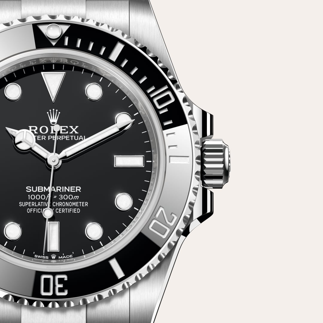 Rolex utiliza acero Oystersteel para las cajas de acero de sus relojes. Especialmente desarrollado por Rolex, el acero Oystersteel pertenece a la familia del acero 904L, las aleaciones más utilizadas en la alta tecnología y en las industrias química y aeroespacial, en las que la resistencia a la corrosión es esencial. El acero Oystersteel es extremadamente resistente, ofrece un acabado excepcional al ser pulido y conserva su belleza incluso en las condiciones más extremas.