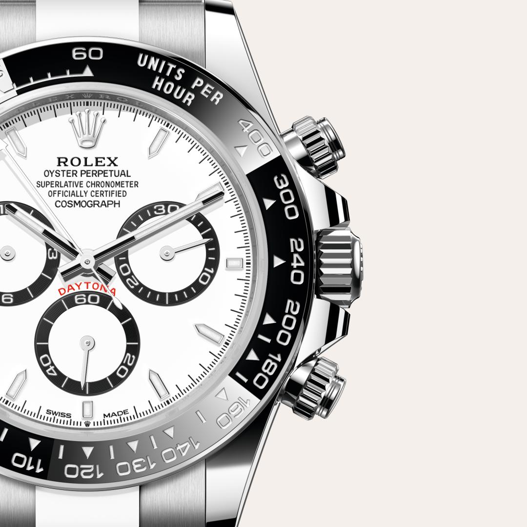 Rolex utiliza acero Oystersteel para las cajas de acero de sus relojes. Especialmente desarrollado por Rolex, el acero Oystersteel pertenece a la familia del acero 904L, las aleaciones más utilizadas en la alta tecnología y en las industrias química y aeroespacial, en las que la resistencia a la corrosión es esencial. El acero Oystersteel es extremadamente resistente, ofrece un acabado excepcional al ser pulido y conserva su belleza incluso en las condiciones más extremas.
