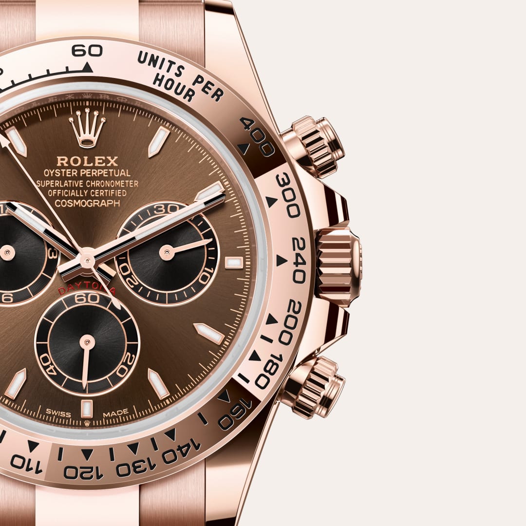 Para preservar la belleza de sus relojes de oro rosa, Rolex creó y patentó una exclusiva aleación de oro rosa de 18 quilates en su propia fundición: oro Everose. Presentado en 2005, el oro Everose de 18 quilates se emplea en todos los modelos Rolex Oyster de oro rosa.