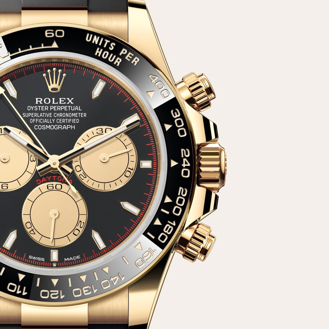 Este modelo presenta una esfera color negro intenso y color champagne con contadores pulverizados, índices en aplique de oro de 18 quilates y agujas con visualización Chromalight, un material luminiscente de alta legibilidad.
La esfera permite a los pilotos planificar con precisión sus tiempos y tácticas sin ningún tipo de error.