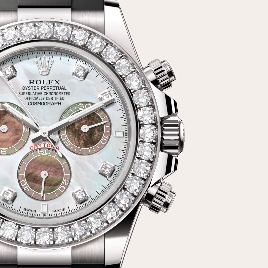 El nuevo Cosmograph Daytona está provisto de un brazalete Oysterflex, desarrollado y patentado por Rolex. Su interior está compuesto por una lámina metálica superelástica sobremoldeada con elastómero negro de alto rendimiento. Este material posee una gran duración y resiste particularmente bien a las agresiones ambientales. En su versión Oysterflex, el brazalete está provisto también de un cierre de seguridad Oysterlock y cuenta además con el sistema de extensión rápida Easylink, patentado por Rolex, que permite ajustar fácilmente su longitud en 5 mm aproximadamente, con el fin de ofrecer una comodidad óptima en todas las situaciones.