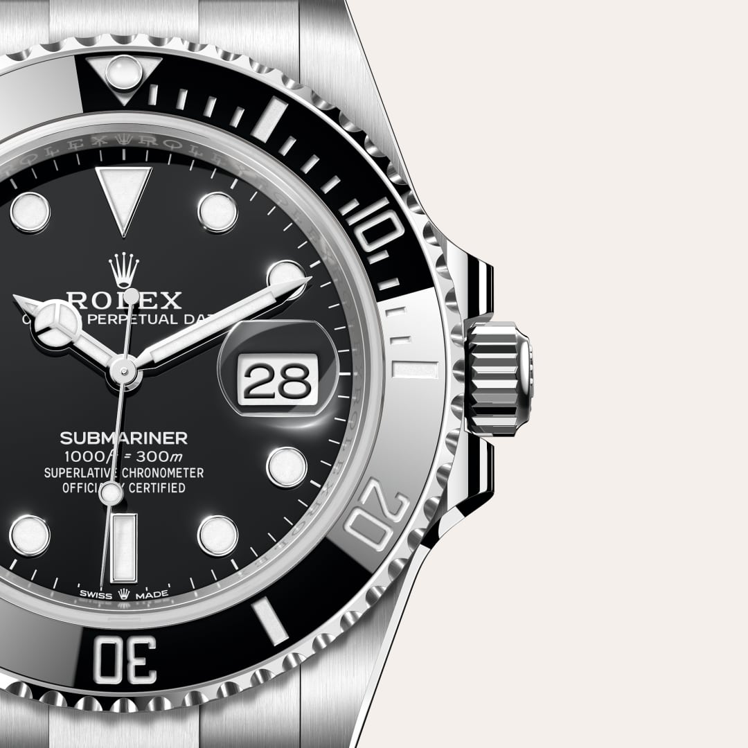 Rolex utiliza acero Oystersteel para las cajas de acero de sus relojes. Especialmente desarrollado por Rolex, el acero Oystersteel pertenece a la familia del acero 904L, las aleaciones más utilizadas en la alta tecnología y en las industrias química y aeroespacial, en las que la resistencia a la corrosión es esencial. El acero Oystersteel es extremadamente resistente, ofrece un acabado excepcional al ser pulido y conserva su belleza incluso en las condiciones más extremas.