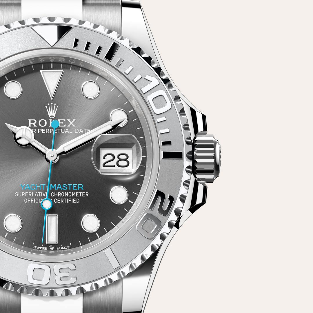 Muchos relojes Rolex están disponibles con la legendaria combinación de oro amarillo, blanco o Everose y acero, conocida como Rolesor, pero Rolesium es una creación específica del Yacht‑Master. En las versiones Rolesium la caja y el brazalete son de robusto acero Oystersteel, pero el bisel es de platino, aportando una blancura plateada y una vibrante luminosidad para una inconfundible sensación de lujo.