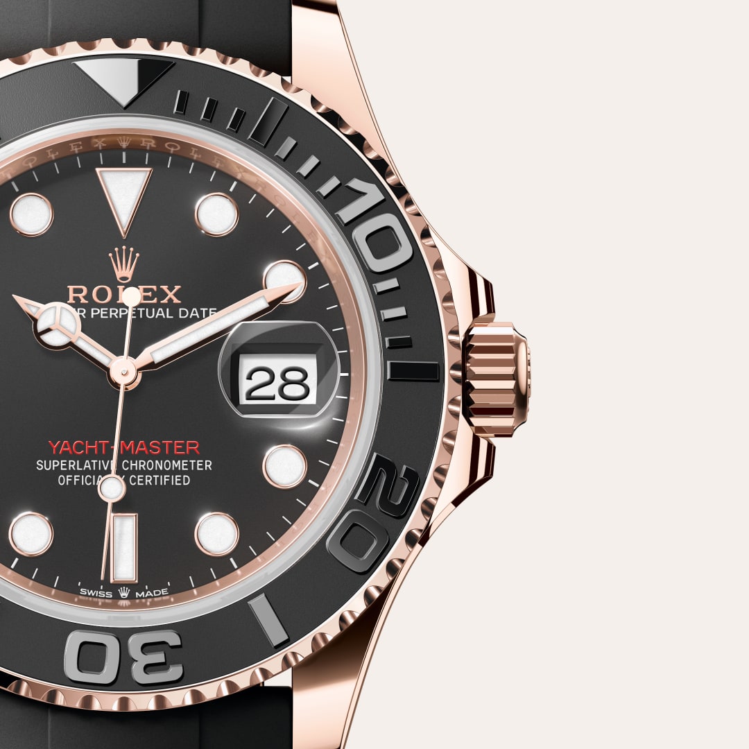 El bisel giratorio bidireccional graduado 60 minutos en relieve del Yacht‑Master está realizado íntegramente en metal precioso —oro Everose o platino— o dotado de un disco Cerachrom de cerámica de alta tecnología, según el modelo. Los números y graduaciones pulidos en relieve destacan claramente en el fondo mate pulido con chorro de arena. Este bisel funcional, que permite calcular, por ejemplo, el tiempo de navegación entre dos boyas, es además un componente clave de la distintiva identidad visual de este modelo.