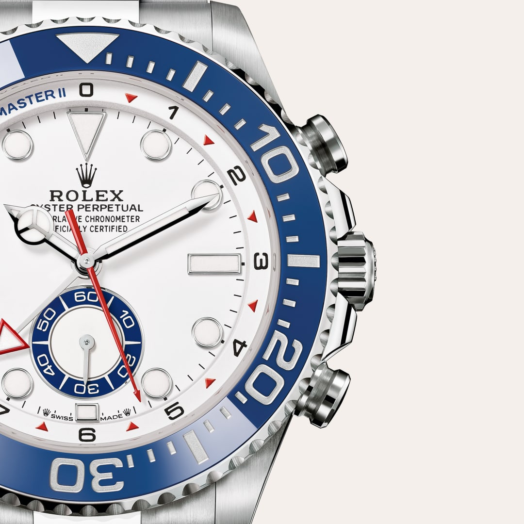 Rolex utiliza acero Oystersteel para las cajas de acero de sus relojes. Especialmente desarrollado por Rolex, el acero Oystersteel pertenece a la familia del acero 904L, las aleaciones más utilizadas en la alta tecnología y en las industrias química y aeroespacial, en las que la resistencia a la corrosión es esencial. El acero Oystersteel es extremadamente resistente, ofrece un acabado excepcional al ser pulido y conserva su belleza incluso en las condiciones más extremas.