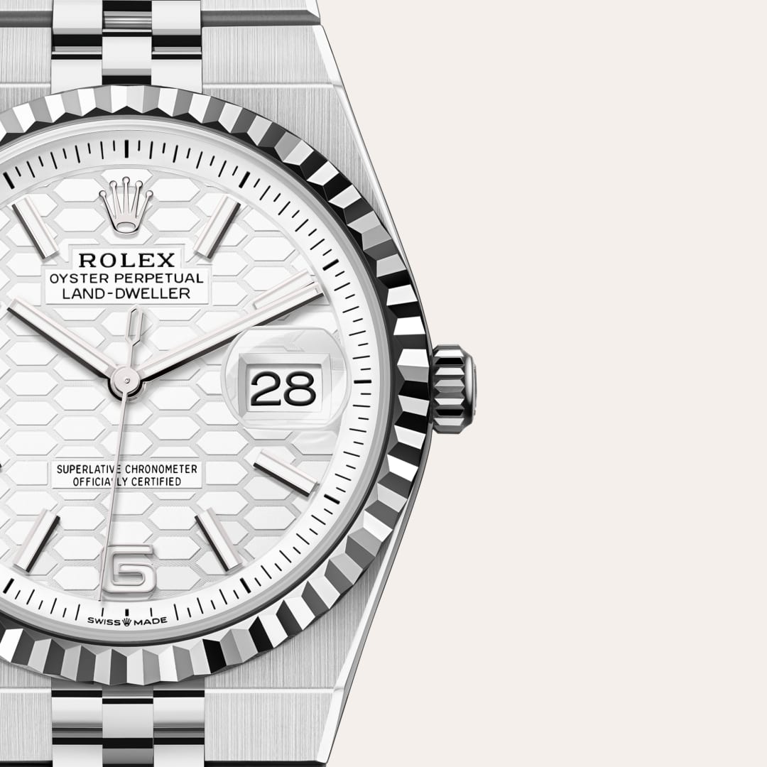 El oro es codiciado por su lustre y su nobleza. El acero afianza la fuerza y la fiabilidad. Juntos, combinan armoniosamente lo mejor de sus propiedades. Verdadera firma de Rolex, el Rolesor ha sido parte de los modelos Rolex desde principios de los años treinta y fue patentado como nombre en 1933. Es uno de los prominentes pilares de la colección Oyster Perpetual.