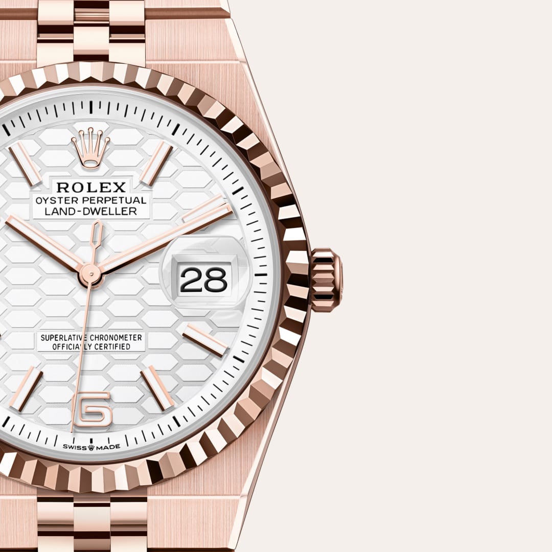 Para preservar la belleza de sus relojes de oro rosa, Rolex creó y patentó una exclusiva aleación de oro rosa de 18 quilates en su propia fundición: oro Everose. Presentado en 2005, el oro Everose de 18 quilates se emplea en todos los modelos Rolex Oyster de oro rosa.