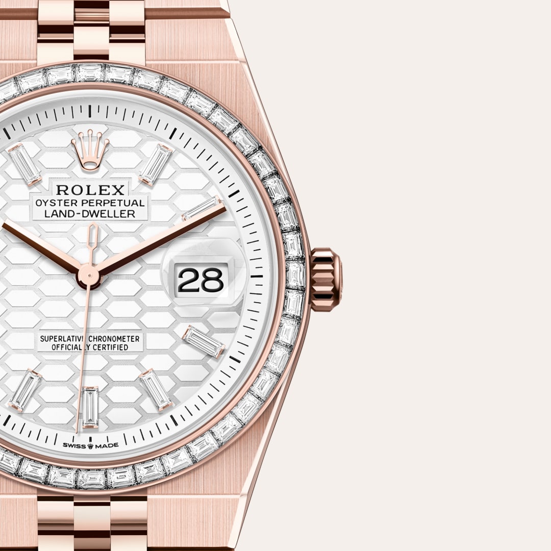 Para preservar la belleza de sus relojes de oro rosa, Rolex creó y patentó una exclusiva aleación de oro rosa de 18 quilates en su propia fundición: oro Everose. Presentado en 2005, el oro Everose de 18 quilates se emplea en todos los modelos Rolex Oyster de oro rosa.