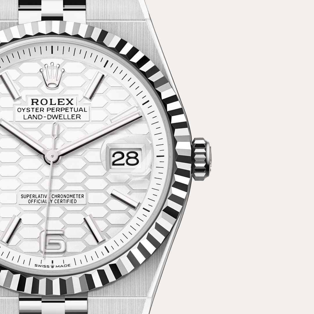 El oro es codiciado por su lustre y su nobleza. El acero afianza la fuerza y la fiabilidad. Juntos, combinan armoniosamente lo mejor de sus propiedades. Verdadera firma de Rolex, el Rolesor ha sido parte de los modelos Rolex desde principios de los años treinta y fue patentado como nombre en 1933. Es uno de los prominentes pilares de la colección Oyster Perpetual.