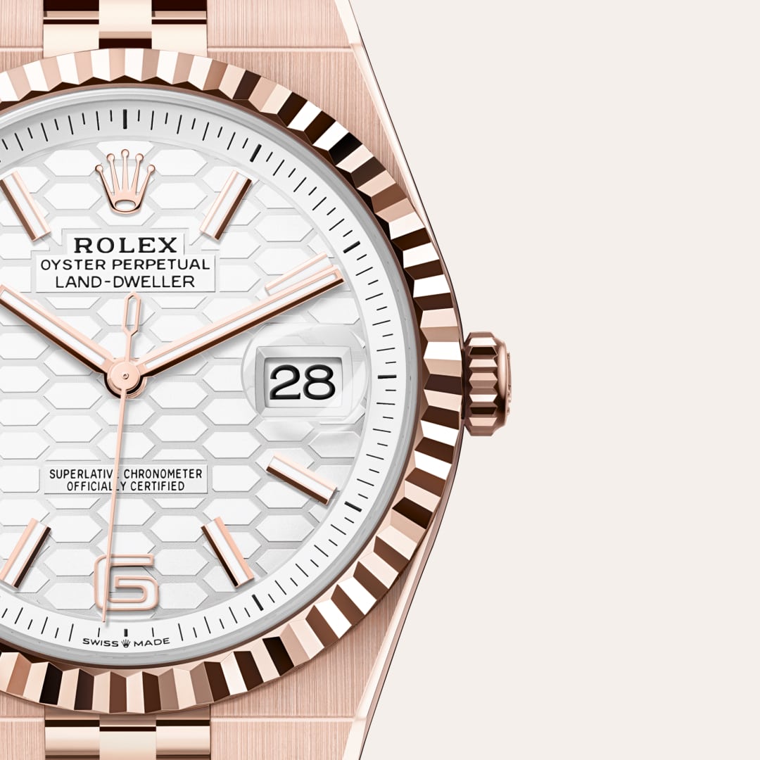 Para preservar la belleza de sus relojes de oro rosa, Rolex creó y patentó una exclusiva aleación de oro rosa de 18 quilates en su propia fundición: oro Everose. Presentado en 2005, el oro Everose de 18 quilates se emplea en todos los modelos Rolex Oyster de oro rosa.
