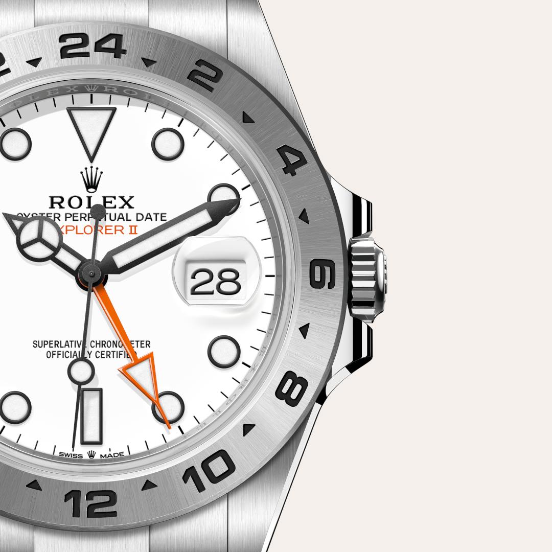 Rolex utiliza acero Oystersteel para las cajas de acero de sus relojes. Especialmente desarrollado por Rolex, el acero Oystersteel pertenece a la familia del acero 904L, las aleaciones más utilizadas en la alta tecnología y en las industrias química y aeroespacial, en las que la resistencia a la corrosión es esencial. El acero Oystersteel es extremadamente resistente, ofrece un acabado excepcional al ser pulido y conserva su belleza incluso en las condiciones más extremas.
