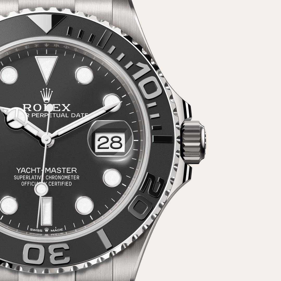 El titanio RLX es una aleación de titanio grado 5 especialmente seleccionada por Rolex. Como cualquier aleación de titanio, se distingue por su ligereza y por su resistencia mecánica a la corrosión. El titanio RLX se caracteriza además por el hecho de que se puede trabajar de modo que presente acabados pulidos o satinados de acuerdo con las exigencias de la marca. No obstante, debido a su elevada resistencia mecánica, resulta difícil de manipular y su uso ha requerido, por tanto, el desarrollo de procesos de fabricación específicos.