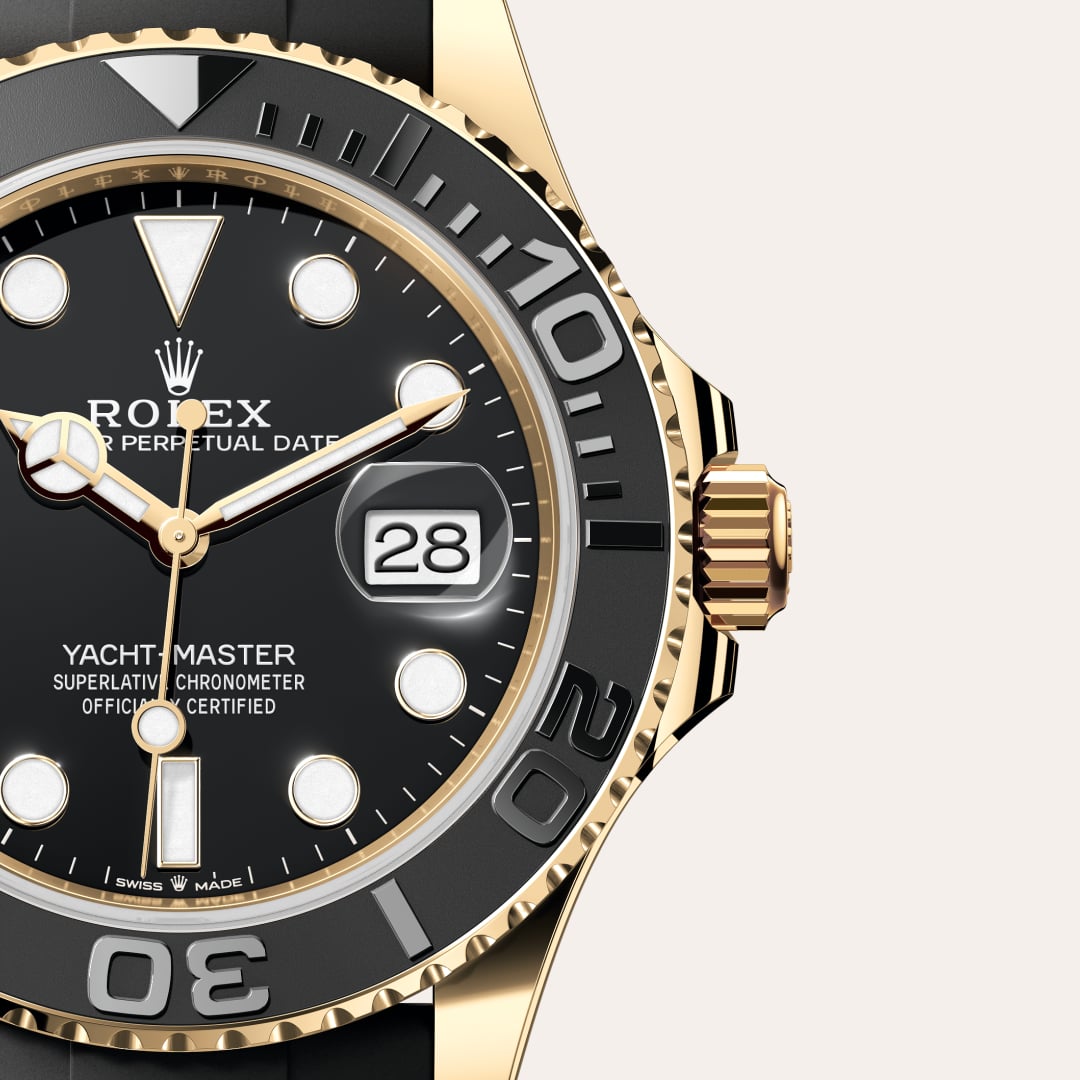 El bisel giratorio bidireccional graduado 60 minutos en relieve del Yacht‑Master está realizado íntegramente en metal precioso —oro Everose o platino— o dotado de un disco Cerachrom de cerámica de alta tecnología, según el modelo. Los números y graduaciones pulidos en relieve destacan claramente en el fondo mate pulido con chorro de arena. Este bisel funcional, que permite calcular, por ejemplo, el tiempo de navegación entre dos boyas, es además un componente clave de la distintiva identidad visual de este modelo.