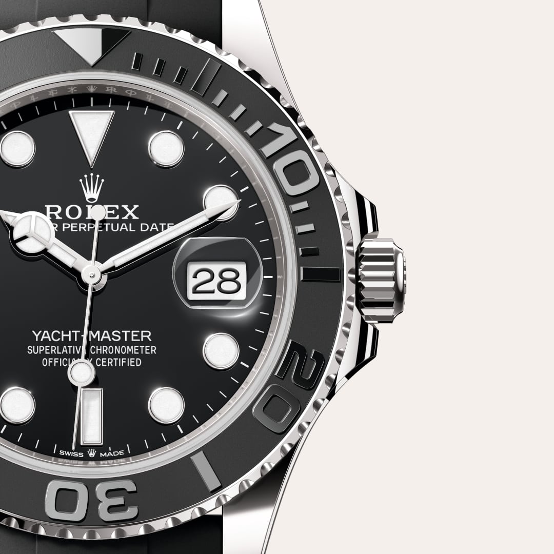 El bisel giratorio bidireccional graduado 60 minutos en relieve del Yacht‑Master está realizado íntegramente en metal precioso —oro Everose o platino— o dotado de un disco Cerachrom de cerámica de alta tecnología, según el modelo. Los números y graduaciones pulidos en relieve destacan claramente en el fondo mate pulido con chorro de arena. Este bisel funcional, que permite calcular, por ejemplo, el tiempo de navegación entre dos boyas, es además un componente clave de la distintiva identidad visual de este modelo.