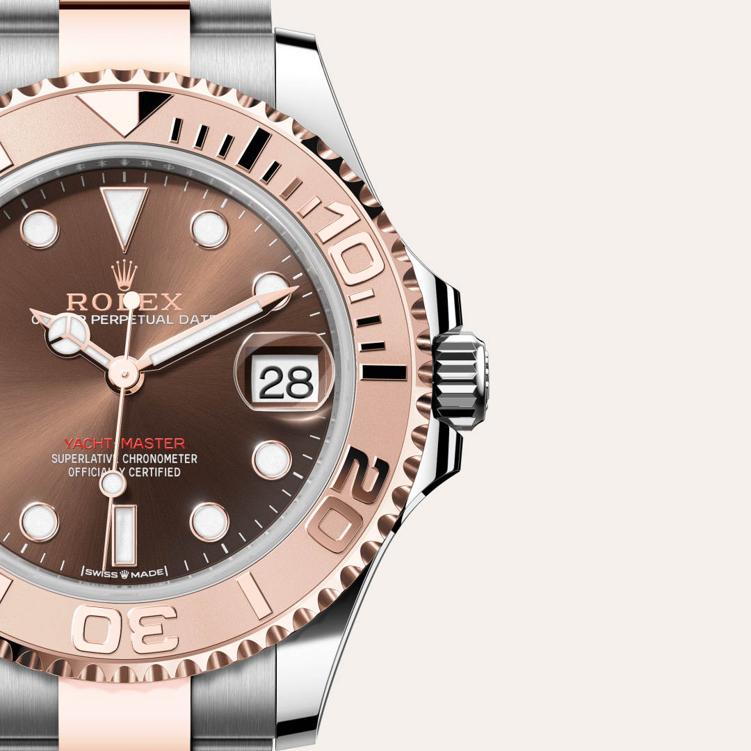 El oro es codiciado por su lustre y su nobleza. El acero afianza la fuerza y la fiabilidad. Juntos, combinan armoniosamente lo mejor de sus propiedades. Verdadera firma de Rolex, el Rolesor ha sido parte de los modelos Rolex desde principios de los años treinta y fue patentado como nombre en 1933. Es uno de los prominentes pilares de la colección Oyster Perpetual.