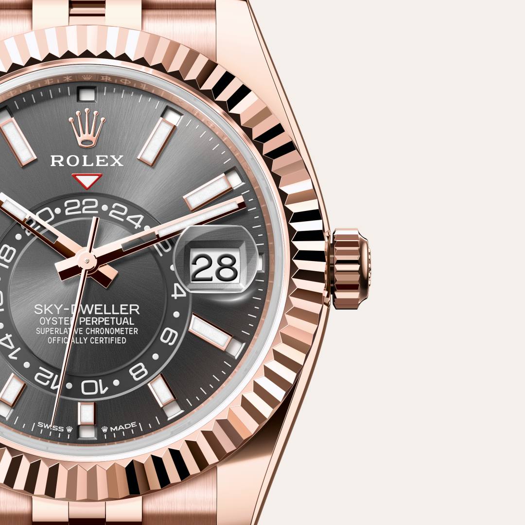 Para preservar la belleza de sus relojes de oro rosa, Rolex creó y patentó una exclusiva aleación de oro rosa de 18 quilates en su propia fundición: oro Everose. Presentado en 2005, el oro Everose de 18 quilates se emplea en todos los modelos Rolex Oyster de oro rosa.