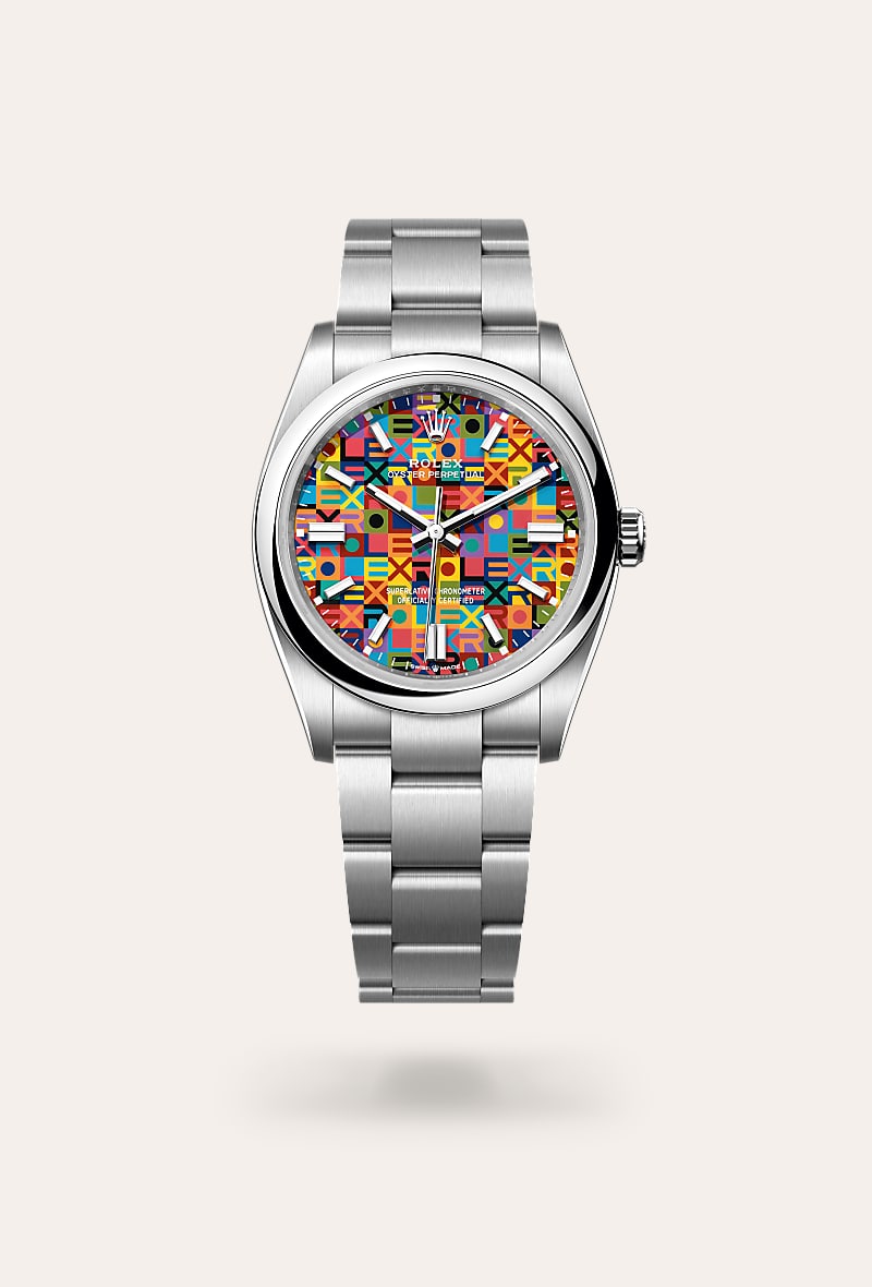 la esfera del oyster perpetual 36 ofrece una reinterpretación sutil a la par que moderna del motivo jubilee que se introdujo a finales de la década de 1970 y se convirtió en icónico. las letras del nombre «rolex» crean un juego de contrastes que combina un total de diez tonalidades. su fabricación supone un desafío de gran envergadura, ya que los colores no se aplican de forma simultánea, sino consecutiva. se requiere, además, una precisión extrema para que todas las formas y letras que componen el motivo decorativo queden perfectamente colocadas.