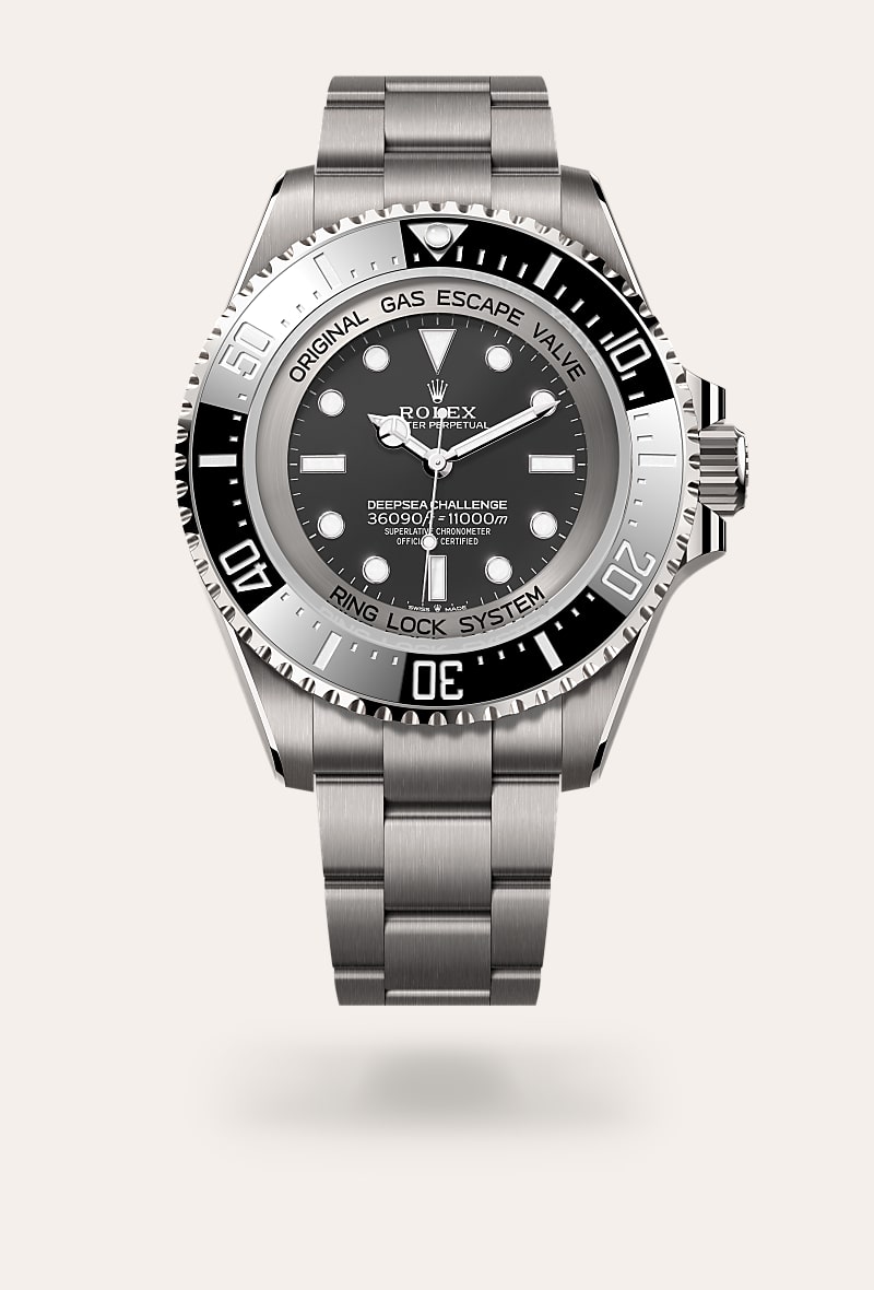 el bisel giratorio unidireccional graduado 60 minutos del deepsea challenge permite visualizar los tiempos de inmersión y descompresión con total seguridad. está equipado con un disco de bisel cerachrom negro patentado y fabricado por rolex en una cerámica prácticamente imposible de rayar o alterar por los rayos ultravioleta. la graduación se obtiene por pvd (physical vapour deposition) de una fina capa de platino. la esfera aloja grandes índices y agujas chromalight, recubiertas de un material luminiscente de larga duración, que emite un color azul para una excelente legibilidad en la oscuridad.