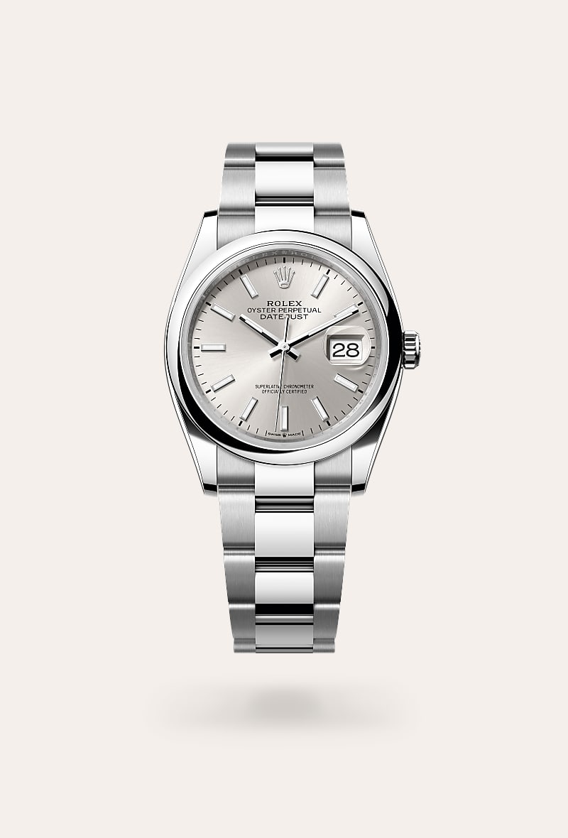 el acabado tipo sol crea delicados reflejos de luz en muchas esferas de la colección oyster perpetual. se obtiene utilizando técnicas magistrales de cepillado que crean surcos que salen del centro de la esfera. la luz se difunde constantemente a lo largo de cada grabado, creando un sutil brillo característico que se mueve según la posición de la muñeca. una vez completado el acabado tipo sol, el color de la esfera se aplica mediante pvd (physical vapour deposition) o galvanoplastia. una ligera capa de barniz le da a la esfera su aspecto final. 