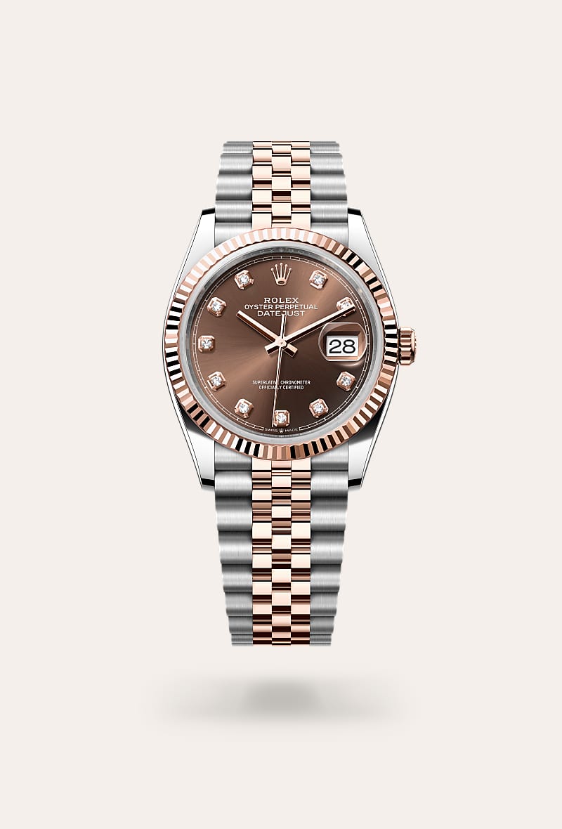 esta esfera presenta diamantes con engaste chatón en oro de 18 quilates. el acabado tipo sol crea delicados reflejos de luz en muchas esferas de la colección oyster perpetual. se obtiene utilizando técnicas magistrales de cepillado que crean surcos que salen del centro de la esfera. la luz se difunde constantemente a lo largo de cada grabado, creando un sutil brillo característico que se mueve según la posición de la muñeca. una vez completado el acabado tipo sol, el color de la esfera se aplica mediante pvd (physical vapour deposition) o galvanoplastia. una ligera capa de barniz le da a la esfera su aspecto final. 