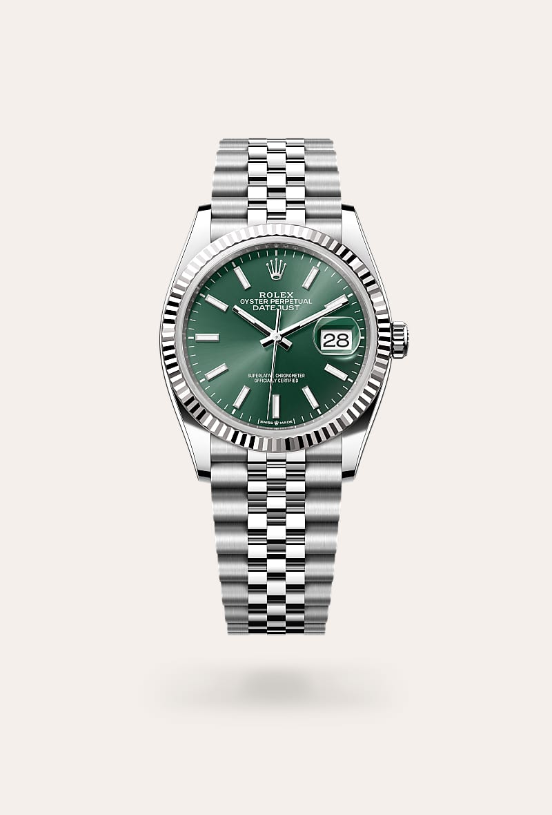 el bisel estriado de rolex es una marca de distinción. en un principio, el diseño estriado del bisel oyster tenía una función específica: servía para atornillar el bisel a la caja garantizando la hermeticidad del reloj. además, era idéntico al acanalado del fondo de la caja, atornillado a ésta por la misma razón, mediante herramientas específicas de rolex. con el tiempo, el estriado se convirtió en un elemento puramente estético, una auténtica característica distintiva de rolex. en la actualidad, el estriado es una marca de distinción, en oro en este datejust 36.
