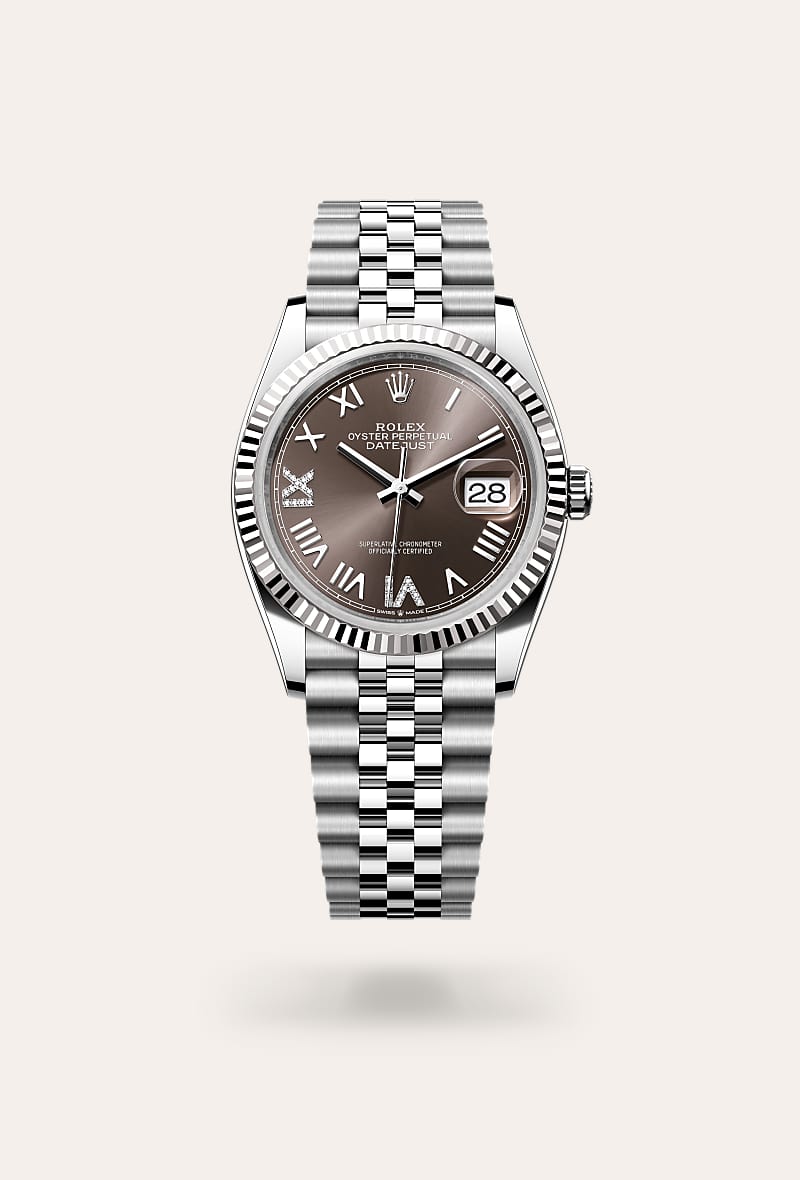 esta esfera presenta números romanos vi y ix en oro de 18 quilates engastados de 24 diamantes. el acabado tipo sol crea delicados reflejos de luz en muchas esferas de la colección oyster perpetual. se obtiene utilizando técnicas magistrales de cepillado que crean surcos que salen del centro de la esfera. la luz se difunde constantemente a lo largo de cada grabado, creando un sutil brillo característico que se mueve según la posición de la muñeca. una vez completado el acabado tipo sol, el color de la esfera se aplica mediante pvd (physical vapour deposition) o galvanoplastia. una ligera capa de barniz le da a la esfera su aspecto final. 
