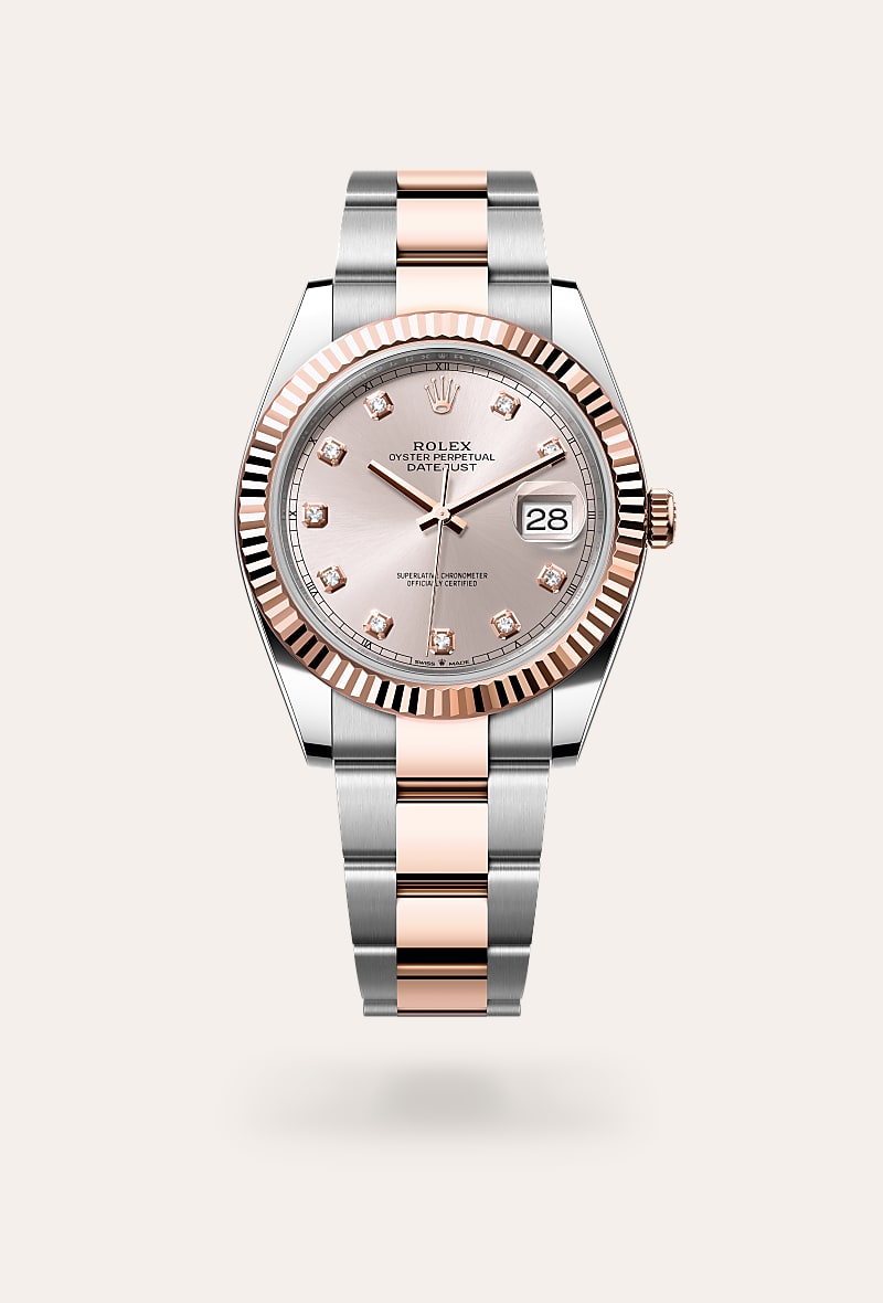 esta esfera presenta diamantes con engaste chatón en oro de 18 quilates. el acabado tipo sol crea delicados reflejos de luz en muchas esferas de la colección oyster perpetual. se obtiene utilizando técnicas magistrales de cepillado que crean surcos que salen del centro de la esfera. la luz se difunde constantemente a lo largo de cada grabado, creando un sutil brillo característico que se mueve según la posición de la muñeca. una vez completado el acabado tipo sol, el color de la esfera se aplica mediante pvd (physical vapour deposition) o galvanoplastia. una ligera capa de barniz le da a la esfera su aspecto final. 