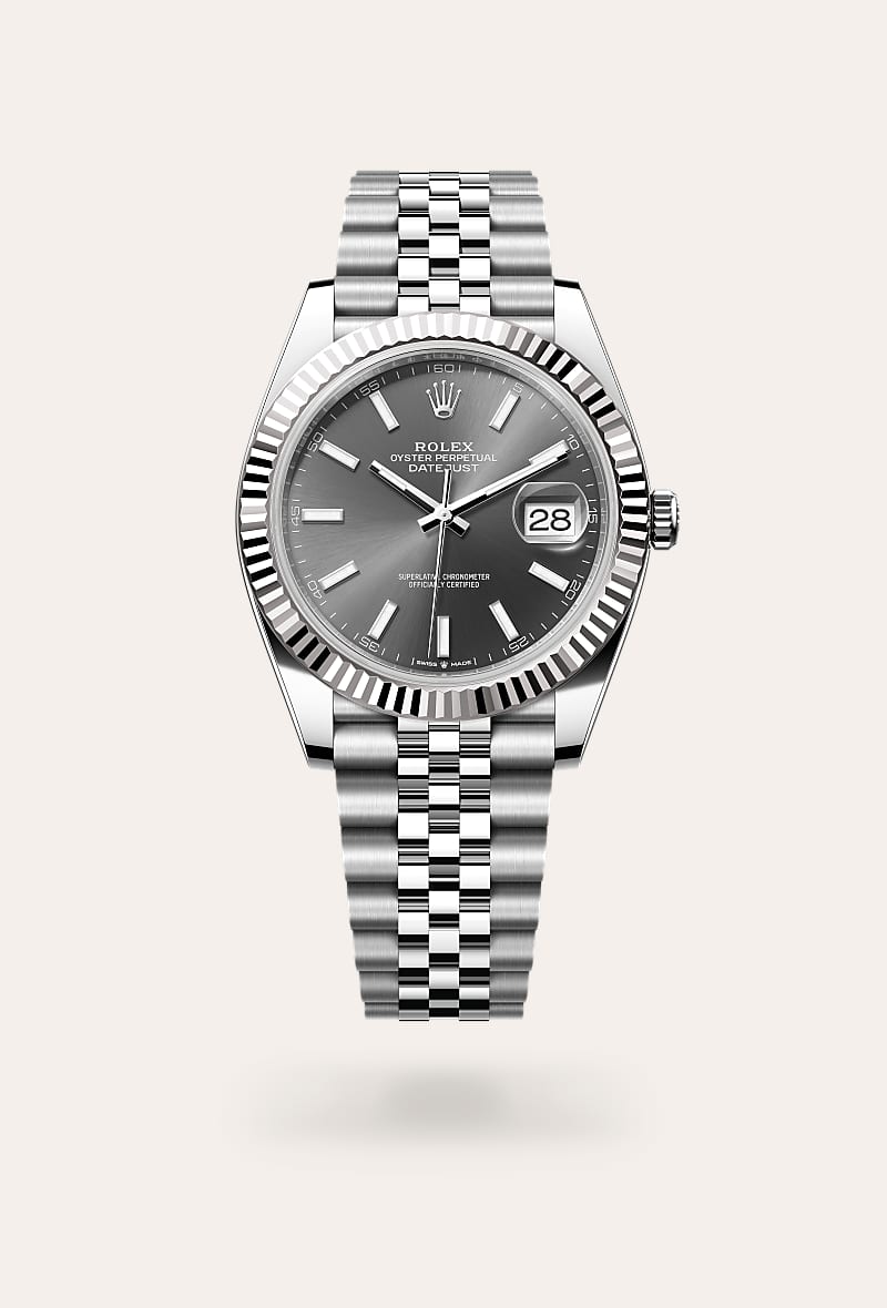 el bisel estriado de rolex es una marca de distinción. en un principio, el diseño estriado del bisel oyster tenía una función específica: servía para atornillar el bisel a la caja garantizando la hermeticidad del reloj. además, era idéntico al acanalado del fondo de la caja, atornillado a ésta por la misma razón, mediante herramientas específicas de rolex. con el tiempo, el estriado se convirtió en un elemento puramente estético, una auténtica característica distintiva de rolex. en la actualidad, el estriado es una marca de distinción, en oro en este datejust 41.