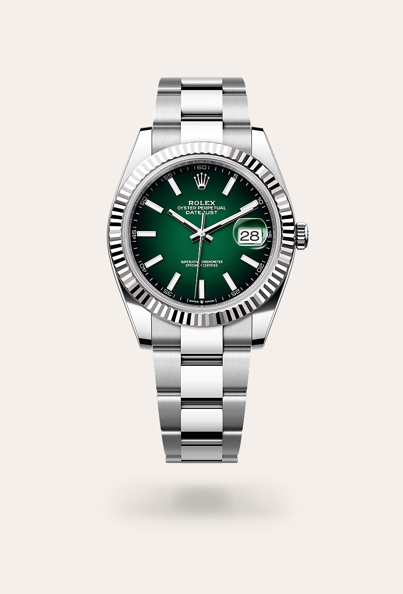 el bisel estriado de rolex es una marca de distinción. en un principio, el diseño estriado del bisel oyster tenía una función específica: servía para atornillar el bisel a la caja garantizando la hermeticidad del reloj. además, era idéntico al acanalado del fondo de la caja, atornillado a ésta por la misma razón, mediante herramientas específicas de rolex. con el tiempo, el estriado se convirtió en un elemento puramente estético, una auténtica característica distintiva de rolex. en la actualidad, el estriado es una marca de distinción, en oro en este datejust 41.