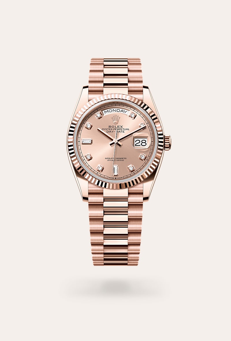 esta esfera presenta chatones en oro de 18 quilates con diamantes engastados y diamantes talla baguette a las 6 h y a las 9 h. el acabado tipo sol crea delicados reflejos de luz en muchas esferas de la colección oyster perpetual. se obtiene utilizando técnicas magistrales de cepillado que crean surcos que salen del centro de la esfera. la luz se difunde constantemente a lo largo de cada grabado, creando un sutil brillo característico que se mueve según la posición de la muñeca. una vez completado el acabado tipo sol, el color de la esfera se aplica mediante pvd (physical vapour deposition) o galvanoplastia. una ligera capa de barniz le da a la esfera su aspecto final. 