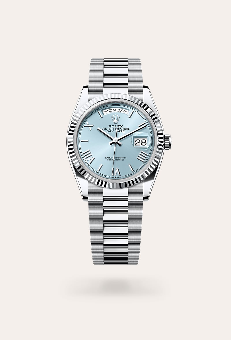 el bisel estriado de rolex es una marca de distinción. en un principio, el diseño estriado del bisel oyster tenía una función específica: servía para atornillar el bisel a la caja garantizando la hermeticidad del reloj. además, era idéntico al acanalado del fondo de la caja, atornillado a ésta por la misma razón, mediante herramientas específicas de rolex. con el tiempo, el estriado se convirtió en un elemento puramente estético, una auténtica característica distintiva de rolex. en la actualidad, el estriado es una marca de distinción, en platino en este day-date 36.