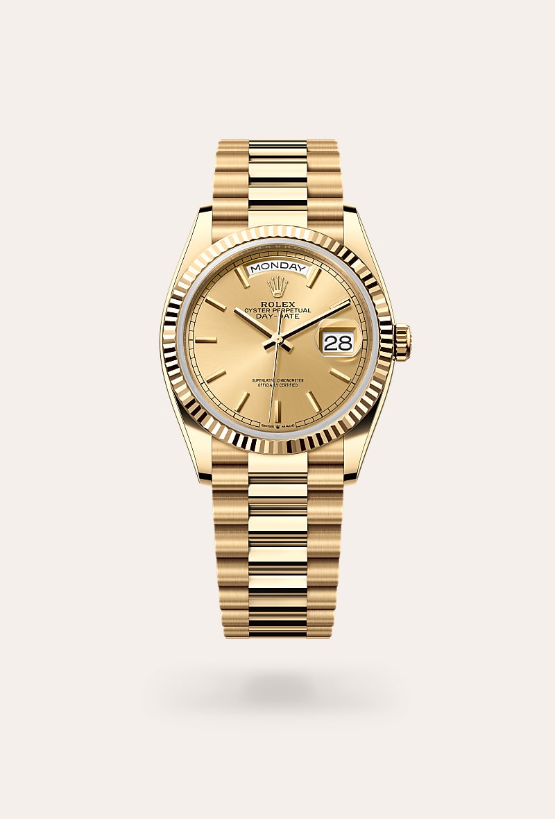 el bisel estriado de rolex es una marca de distinción. en un principio, el diseño estriado del bisel oyster tenía una función específica: servía para atornillar el bisel a la caja garantizando la hermeticidad del reloj. además, era idéntico al acanalado del fondo de la caja, atornillado a ésta por la misma razón, mediante herramientas específicas de rolex. con el tiempo, el estriado se convirtió en un elemento puramente estético, una auténtica característica distintiva de rolex. en la actualidad, el estriado es una marca de distinción, en oro en este day-date 36.