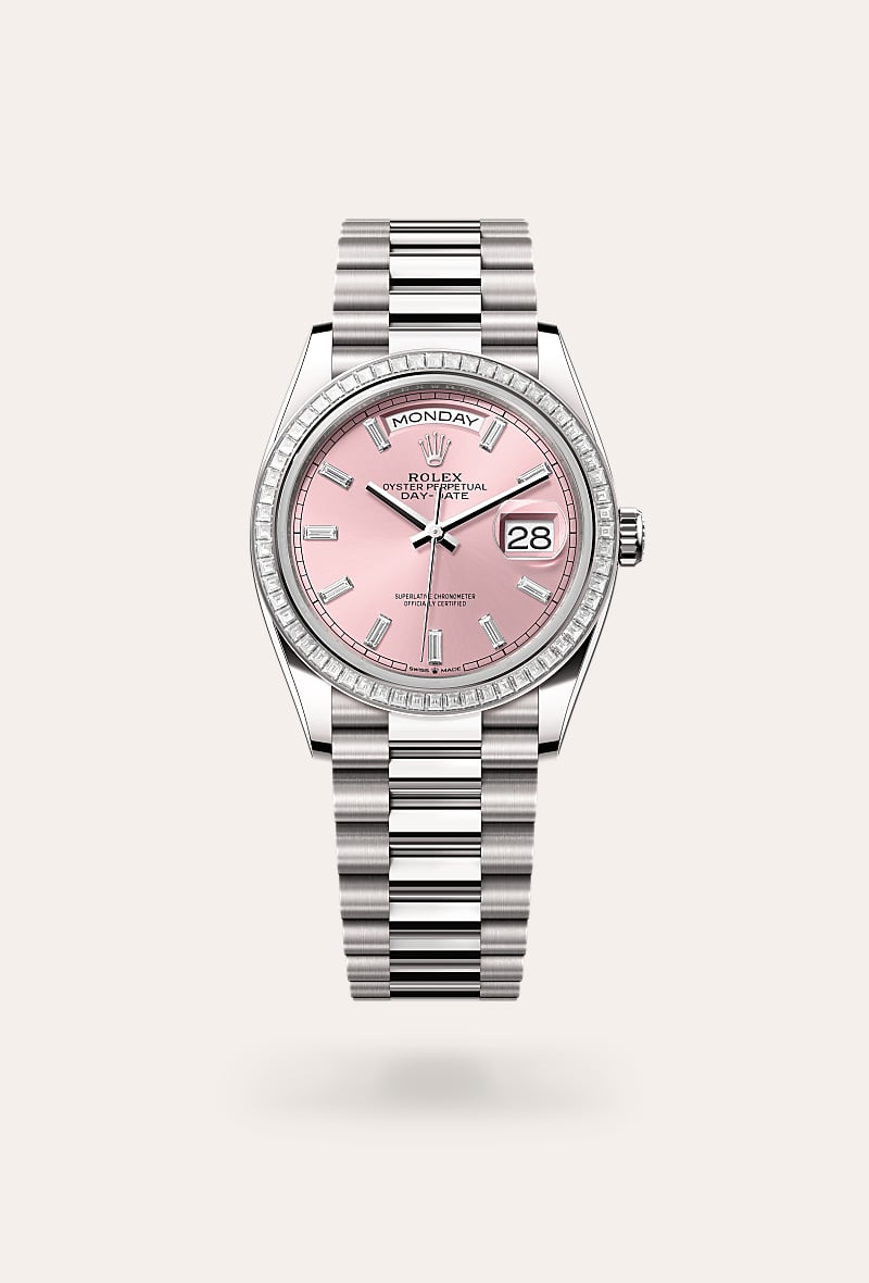 esta esfera presenta 10 diamantes talla «baguette». el acabado tipo sol crea delicados reflejos de luz en muchas esferas de la colección oyster perpetual. se obtiene utilizando técnicas magistrales de cepillado que crean surcos que salen del centro de la esfera. la luz se difunde constantemente a lo largo de cada grabado, creando un sutil brillo característico que se mueve según la posición de la muñeca. una vez completado el acabado tipo sol, el color de la esfera se aplica mediante pvd (physical vapour deposition) o galvanoplastia. una ligera capa de barniz le da a la esfera su aspecto final. 