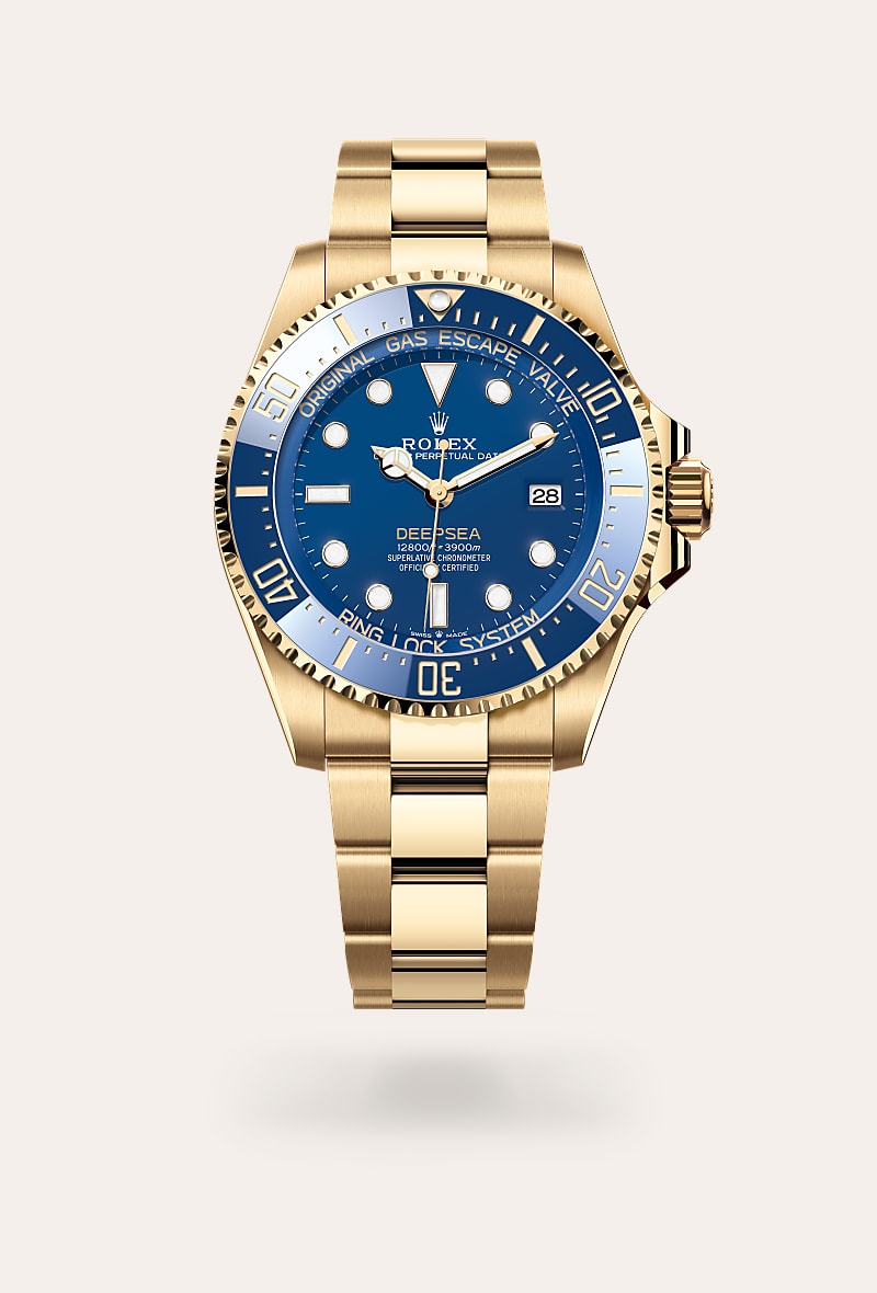 el bisel giratorio unidireccional graduado 60 minutos del rolex deepsea permite visualizar los tiempos de inmersión y descompresión con total seguridad. el «cero» de la graduación, marcado con un triángulo, resulta visible en la oscuridad gracias a un chatón encajado en la carrura que contiene un material luminiscente de larga duración que emite un color azul. la graduación del bisel se obtiene por pvd (physical vapour deposition, depósito físico en fase vapor) de una fina capa de oro.

la combinación de azules de la anilla de compresión, la esfera y el disco de bisel cerachrom imita un sutil muestrario de colores oceánicos, iluminado por el oro amarillo de 18 quilates de la caja y del brazalete oyster.