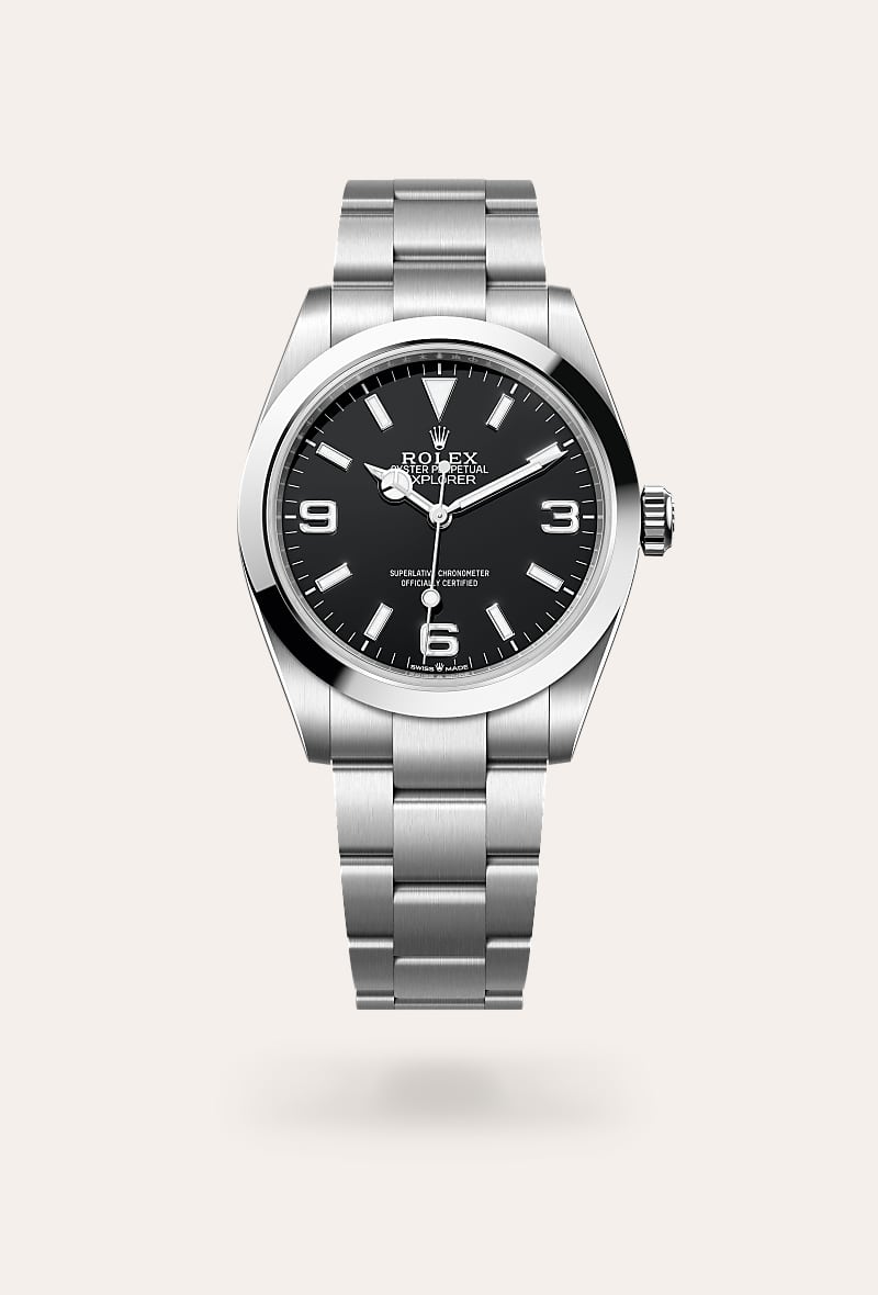 la esfera es el rostro distintivo de un reloj rolex, el mayor responsable de su identidad y legibilidad. los números 3, 6 y 9, característicos del modelo explorer, están rellenos de un material luminiscente, que emite un color azul de larga duración, igual que los índices y las agujas. como todos los relojes rolex, la esfera del explorer 40 está diseñada y manufacturada en nuestros talleres, principalmente a mano, para garantizar su perfección.