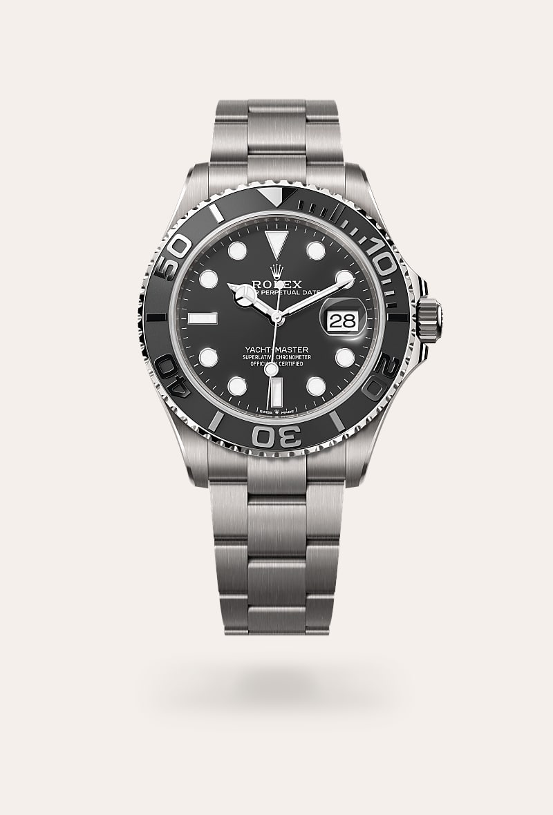 el bisel giratorio bidireccional graduado 60 minutos en relieve del yacht‑master está realizado íntegramente en metal precioso —oro everose o platino— o dotado de un disco cerachrom de cerámica de alta tecnología, según el modelo. los números y graduaciones pulidos en relieve destacan claramente en el fondo mate pulido con chorro de arena. este bisel funcional, que permite calcular, por ejemplo, el tiempo de navegación entre dos boyas, es además un componente clave de la distintiva identidad visual de este modelo.