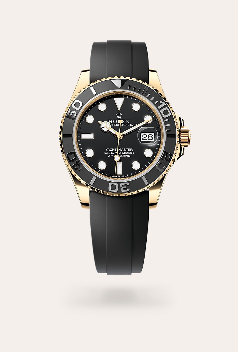 el nuevo brazalete oysterflex del yacht‑master, desarrollado por rolex y patentado, ofrece una alternativa deportiva a los brazaletes metálicos. la unión entre la caja y el cierre de seguridad oysterlock está completamente asegurada por una lámina metálica de una aleación de titanio y níquel, lo que garantiza una gran flexibilidad. la lámina está sobremoldeada con un elastómero negro de alto rendimiento que resiste particularmente bien a las agresiones ambientales, posee una gran duración y es totalmente inocuo para el usuario. para aumentar la comodidad, la cara interna del brazalete oysterflex está provista de un sistema patentado de «cojines» laterales que estabilizan el reloj en la muñeca. este brazalete está equipado con un cierre de seguridad oysterlock en oro amarillo de 18 quilates. dispone asimismo del sistema de extensión rolex glidelock, desarrollado por la marca y patentado. este ingenioso mecanismo de cremallera, integrado en el cierre, permite un ajuste preciso —sin necesidad de herramientas— de la longitud del brazalete de unos 15 mm en incrementos de aproximadamente 2,5 mm.