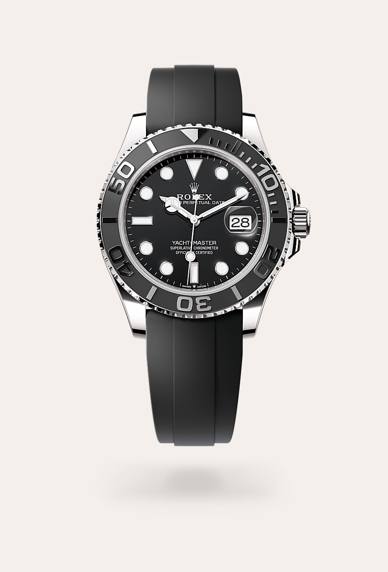 el nuevo brazalete oysterflex del yacht‑master, desarrollado por rolex y patentado, ofrece una alternativa deportiva a los brazaletes metálicos. la unión entre la caja y el cierre de seguridad oysterlock está completamente asegurada por una lámina metálica de una aleación de titanio y níquel, lo que garantiza una gran flexibilidad. la lámina está sobremoldeada con un elastómero negro de alto rendimiento que resiste particularmente bien a las agresiones ambientales, posee una gran duración y es totalmente inocuo para el usuario. para aumentar la comodidad, la cara interna del brazalete oysterflex está provista de un sistema patentado de «cojines» laterales que estabilizan el reloj en la muñeca. este brazalete está equipado con un cierre de seguridad oysterlock en oro blanco de 18 quilates. dispone asimismo del sistema de extensión rolex glidelock, desarrollado por la marca y patentado. este ingenioso mecanismo de cremallera, integrado en el cierre, permite un ajuste preciso —sin necesidad de herramientas— de la longitud del brazalete de unos 15 mm en incrementos de aproximadamente 2,5 mm.