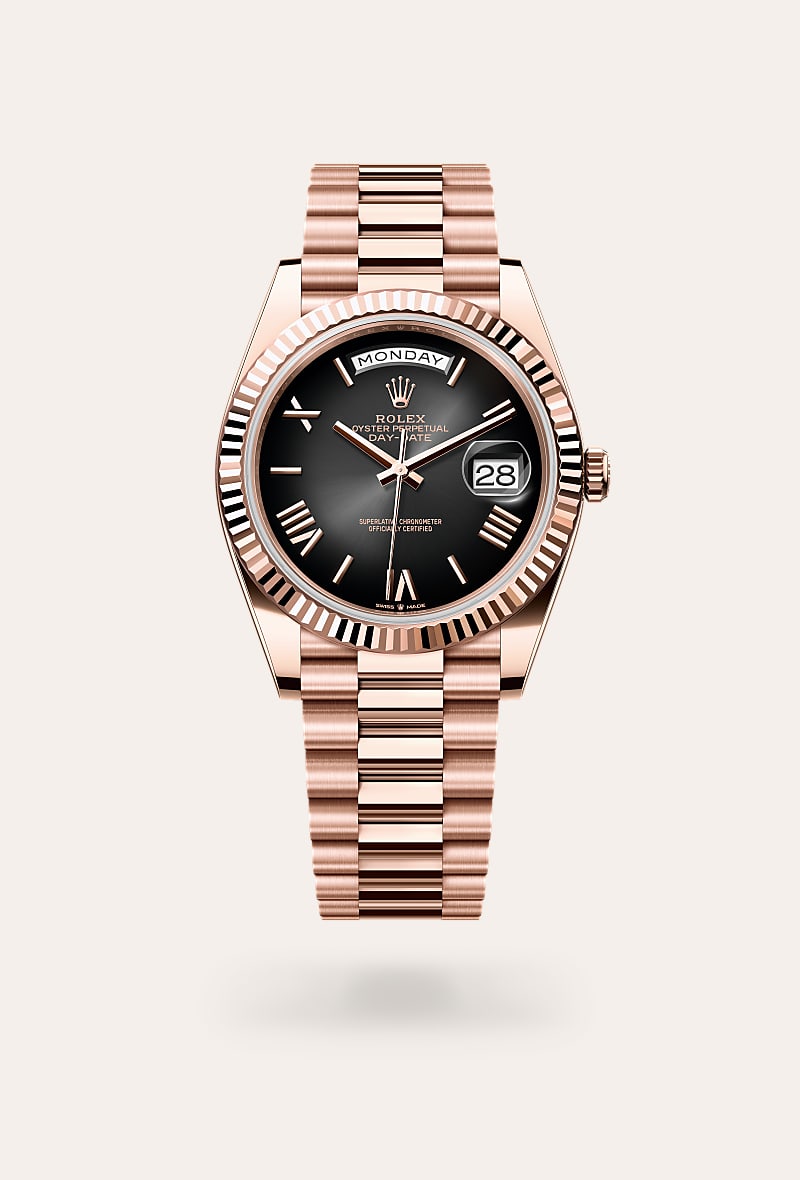 el bisel estriado de rolex es una marca de distinción. en un principio, el diseño estriado del bisel oyster tenía una función específica: servía para atornillar el bisel a la caja garantizando la hermeticidad del reloj. además, era idéntico al acanalado del fondo de la caja, atornillado a ésta por la misma razón, mediante herramientas específicas de rolex. con el tiempo, el estriado se convirtió en un elemento puramente estético, una auténtica característica distintiva de rolex. en la actualidad, el estriado es una marca de distinción, en oro en este day-date 40.