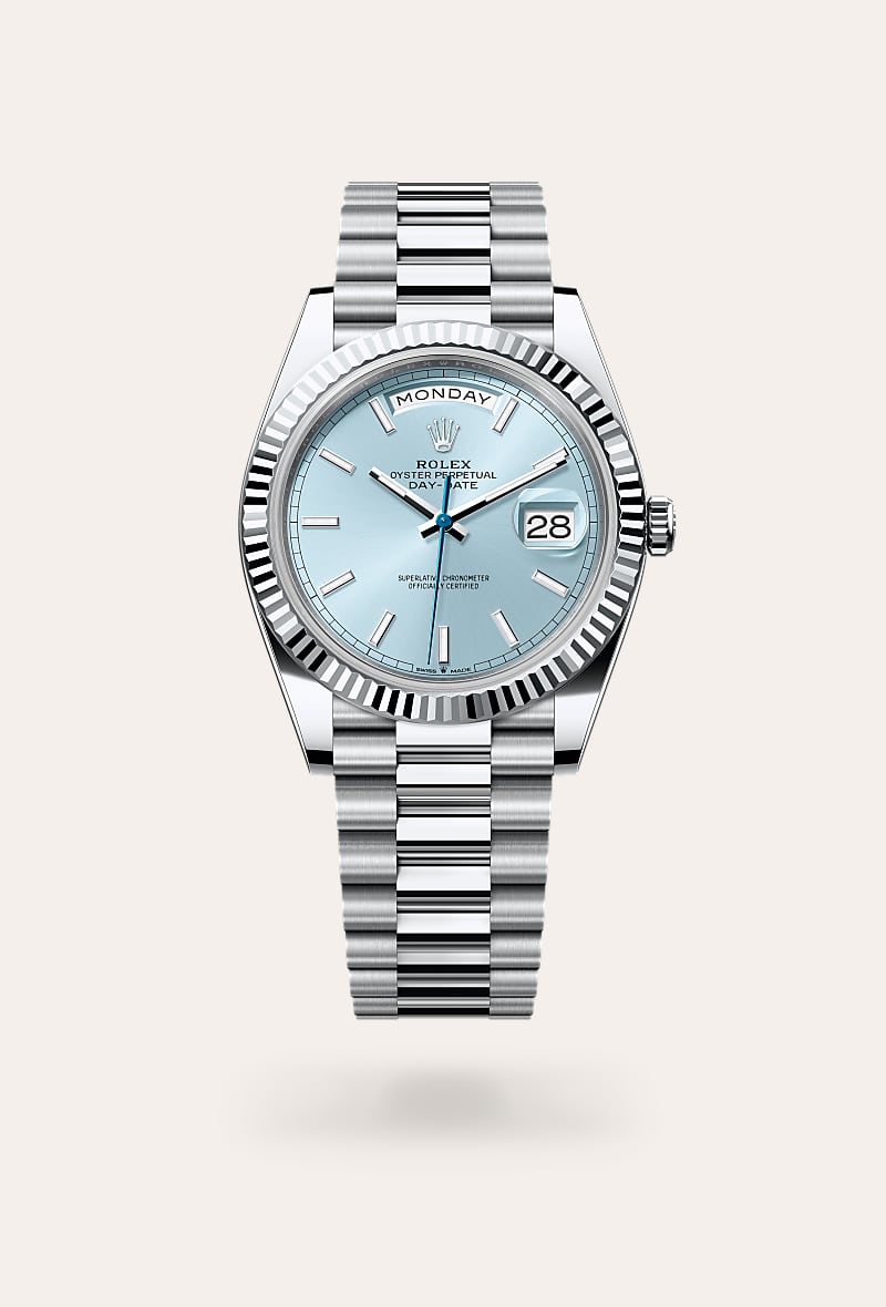 el bisel estriado de rolex es una marca de distinción. en un principio, el diseño estriado del bisel oyster tenía una función específica: servía para atornillar el bisel a la caja garantizando la hermeticidad del reloj. además, era idéntico al acanalado del fondo de la caja, atornillado a ésta por la misma razón, mediante herramientas específicas de rolex. con el tiempo, el estriado se convirtió en un elemento puramente estético, una auténtica característica distintiva de rolex. en la actualidad, el estriado es una marca de distinción, en platino en este day-date 40.