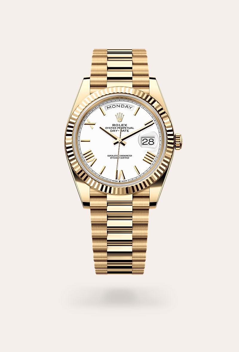 el bisel estriado de rolex es una marca de distinción. en un principio, el diseño estriado del bisel oyster tenía una función específica: servía para atornillar el bisel a la caja garantizando la hermeticidad del reloj. además, era idéntico al acanalado del fondo de la caja, atornillado a ésta por la misma razón, mediante herramientas específicas de rolex. con el tiempo, el estriado se convirtió en un elemento puramente estético, una auténtica característica distintiva de rolex. en la actualidad, el estriado es una marca de distinción, en oro en este day-date 40.