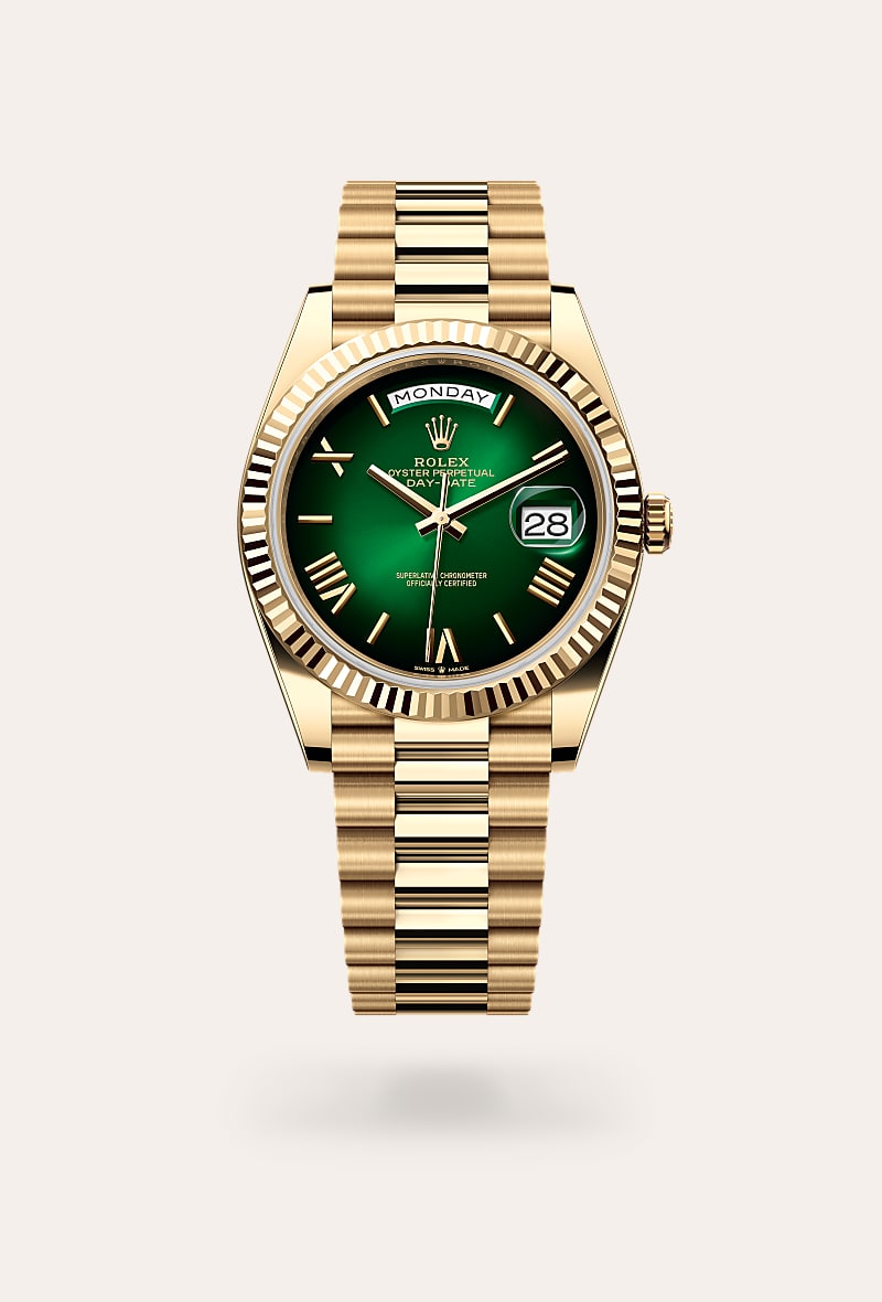 el bisel estriado de rolex es una marca de distinción. en un principio, el diseño estriado del bisel oyster tenía una función específica: servía para atornillar el bisel a la caja garantizando la hermeticidad del reloj. además, era idéntico al acanalado del fondo de la caja, atornillado a ésta por la misma razón, mediante herramientas específicas de rolex. con el tiempo, el estriado se convirtió en un elemento puramente estético, una auténtica característica distintiva de rolex. en la actualidad, el estriado es una marca de distinción, en oro en este day-date 40.