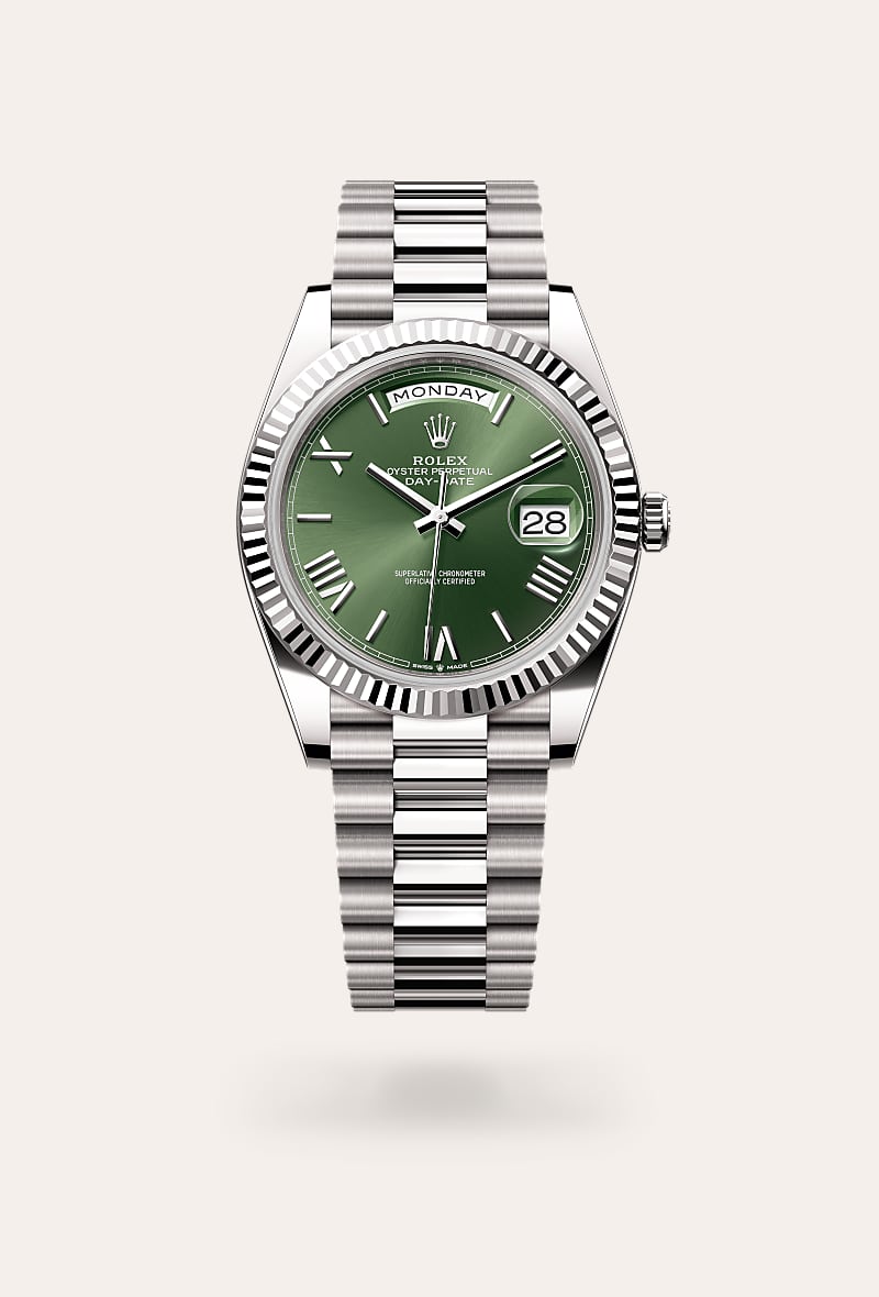 el bisel estriado de rolex es una marca de distinción. en un principio, el diseño estriado del bisel oyster tenía una función específica: servía para atornillar el bisel a la caja garantizando la hermeticidad del reloj. además, era idéntico al acanalado del fondo de la caja, atornillado a ésta por la misma razón, mediante herramientas específicas de rolex. con el tiempo, el estriado se convirtió en un elemento puramente estético, una auténtica característica distintiva de rolex. en la actualidad, el estriado es una marca de distinción, en oro en este day-date 40.