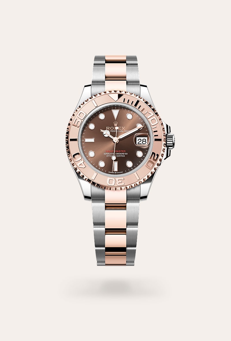 el bisel giratorio bidireccional graduado 60 minutos en relieve del yacht‑master está realizado íntegramente en metal precioso —oro everose o platino— o dotado de un disco cerachrom de cerámica de alta tecnología, según el modelo. los números y graduaciones pulidos en relieve destacan claramente en el fondo mate pulido con chorro de arena. este bisel funcional, que permite calcular, por ejemplo, el tiempo de navegación entre dos boyas, es además un componente clave de la distintiva identidad visual de este modelo.