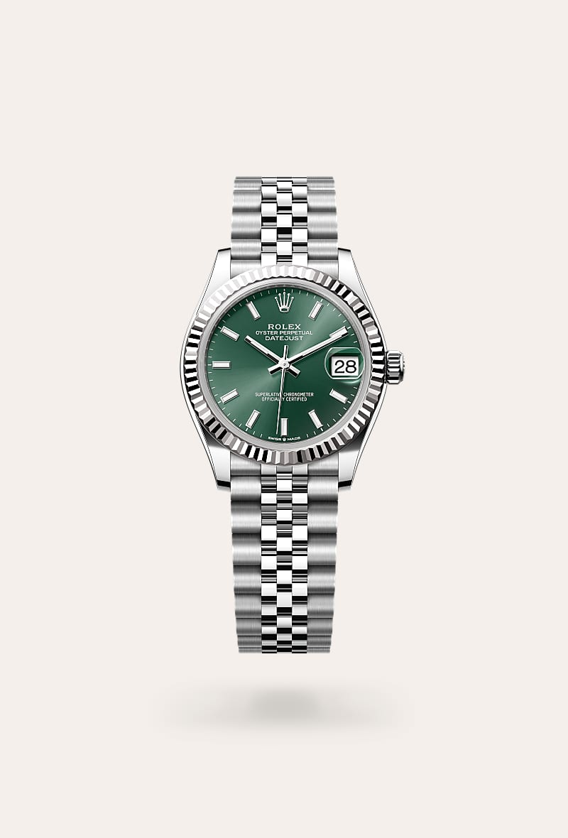 el bisel estriado de rolex es una marca de distinción. en un principio, el diseño estriado del bisel oyster tenía una función específica: servía para atornillar el bisel a la caja garantizando la hermeticidad del reloj. además, era idéntico al acanalado del fondo de la caja, atornillado a ésta por la misma razón, mediante herramientas específicas de rolex. con el tiempo, el estriado se convirtió en un elemento puramente estético, una auténtica característica distintiva de rolex. en la actualidad, el estriado es una marca de distinción, en oro en este datejust 31.