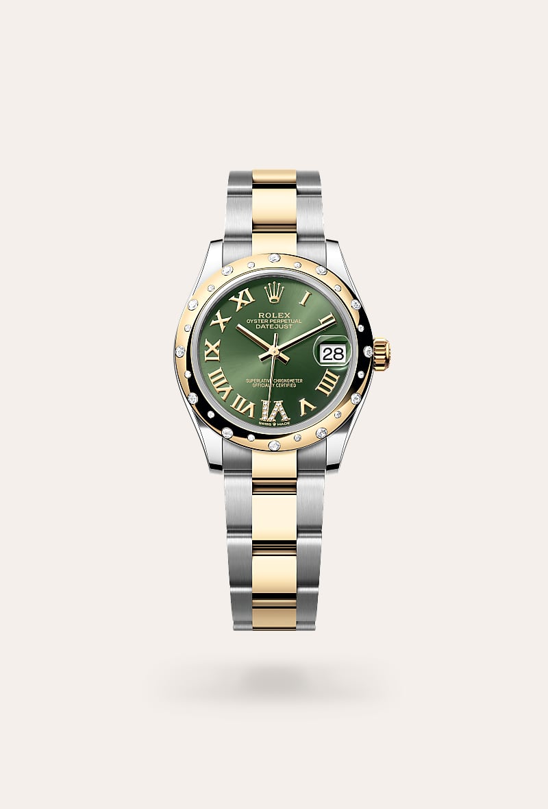 esta esfera presenta un gran vi engastado de 11 diamantes. el acabado tipo sol crea delicados reflejos de luz en muchas esferas de la colección oyster perpetual. se obtiene utilizando técnicas magistrales de cepillado que crean surcos que salen del centro de la esfera. la luz se difunde constantemente a lo largo de cada grabado, creando un sutil brillo característico que se mueve según la posición de la muñeca. una vez completado el acabado tipo sol, el color de la esfera se aplica mediante pvd (physical vapour deposition) o galvanoplastia. una ligera capa de barniz le da a la esfera su aspecto final. 
