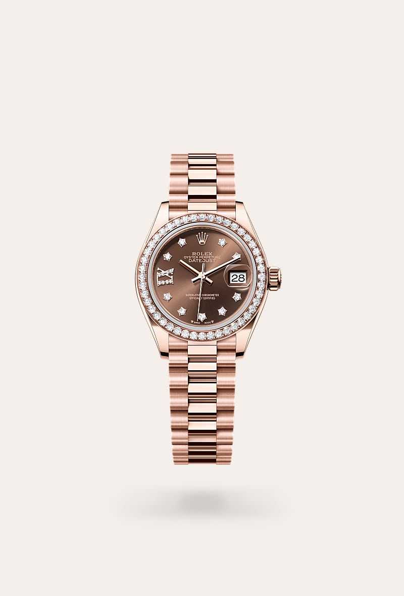 esta esfera presenta diamantes con engaste chatón en oro de 18 quilates y número romano ix en oro de 18 quilates engastado de 8 diamantes. el acabado tipo sol crea delicados reflejos de luz en muchas esferas de la colección oyster perpetual. se obtiene utilizando técnicas magistrales de cepillado que crean surcos que salen del centro de la esfera. la luz se difunde constantemente a lo largo de cada grabado, creando un sutil brillo característico que se mueve según la posición de la muñeca. una vez completado el acabado tipo sol, el color de la esfera se aplica mediante pvd (physical vapour deposition) o galvanoplastia. una ligera capa de barniz le da a la esfera su aspecto final. 