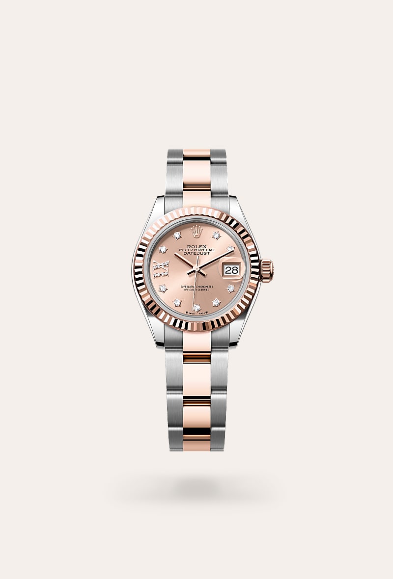 esta esfera presenta diamantes con engaste chatón en oro de 18 quilates y número romano ix en oro de 18 quilates engastado de 8 diamantes. el acabado tipo sol crea delicados reflejos de luz en muchas esferas de la colección oyster perpetual. se obtiene utilizando técnicas magistrales de cepillado que crean surcos que salen del centro de la esfera. la luz se difunde constantemente a lo largo de cada grabado, creando un sutil brillo característico que se mueve según la posición de la muñeca. una vez completado el acabado tipo sol, el color de la esfera se aplica mediante pvd (physical vapour deposition) o galvanoplastia. una ligera capa de barniz le da a la esfera su aspecto final. 