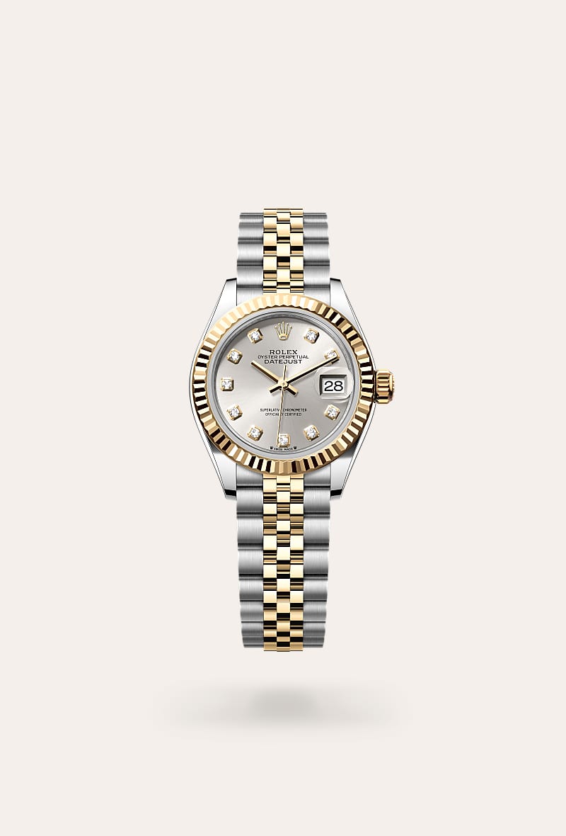 esta esfera presenta diamantes con engaste chatón en oro de 18 quilates. el acabado tipo sol crea delicados reflejos de luz en muchas esferas de la colección oyster perpetual. se obtiene utilizando técnicas magistrales de cepillado que crean surcos que salen del centro de la esfera. la luz se difunde constantemente a lo largo de cada grabado, creando un sutil brillo característico que se mueve según la posición de la muñeca. una vez completado el acabado tipo sol, el color de la esfera se aplica mediante pvd (physical vapour deposition) o galvanoplastia. una ligera capa de barniz le da a la esfera su aspecto final. 